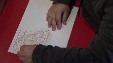 Childs 'ın elleri boya kalemi ve kağıtla metal ovma hareketi yapıyor..