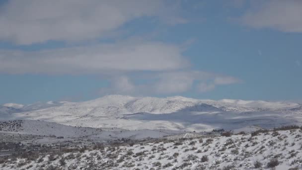 云彩和阴影在蓝天和白雪覆盖的荒山间打滚 — 图库视频影像