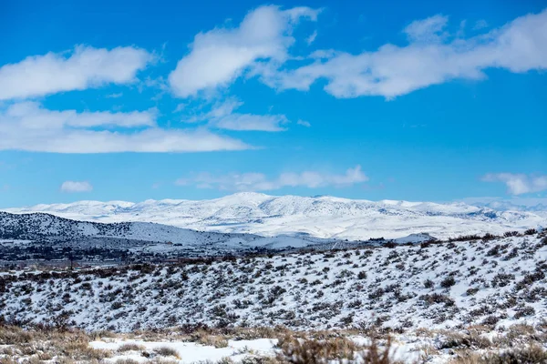 Neve Coberto Paisagem Deserto Com Nuvens Inchadas Céu Azul — Fotografia de Stock
