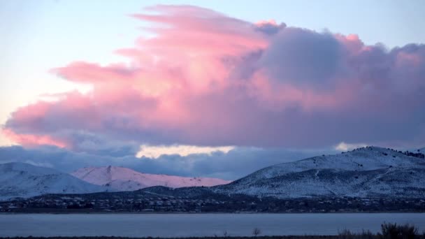 Закат Кучевых Облаках Над Снежной Горной Цепью Высокой Пустыне Сьерра — стоковое видео