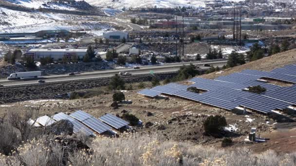 Sonnenkollektoren Neben Einer Autobahn Der Wüste Von Nevada — Stockvideo
