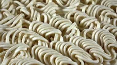 Susuz ramen eriştesi dönen videoyu kapatır.