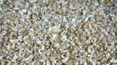Susuz kalmış freekeh kızartılmış yeşil buğday taneleri dönen video