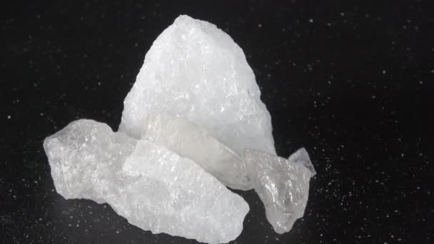 Dehidrasi Seluruh Kristal Alum Pada Permukaan Hitam Berputar Video — Stok Video
