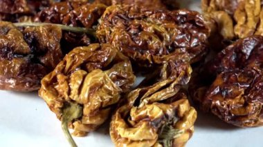 Susuz bırakılmış habanero biberi dönen video.