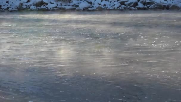 Kouřící Zimní Řeka Tekoucí Kolem Zasněžených Skalnatých Břehů — Stock video