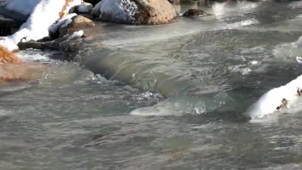 Voda Tekoucí Stékající Zpomaleném Záběru Jezírka Nad Zamrzlým Ledem Potoce — Stock video