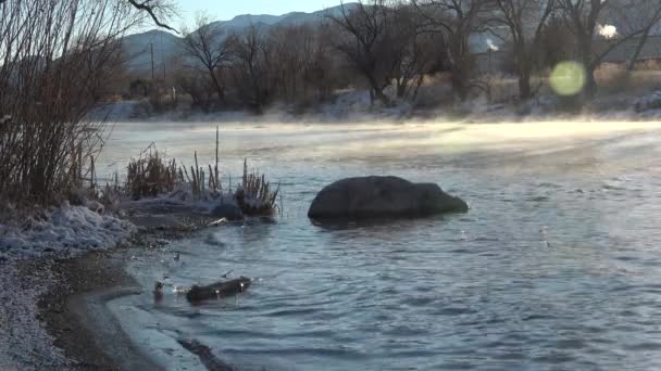 Vapor Evapora Fluyendo Río Invierno Luz Mañana Mientras Que Agua — Vídeos de Stock