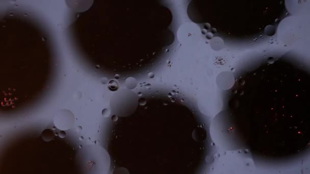 油和水泡缓缓移动 呈羊毛脂状 表面涂满橙色的泡沫 — 图库视频影像