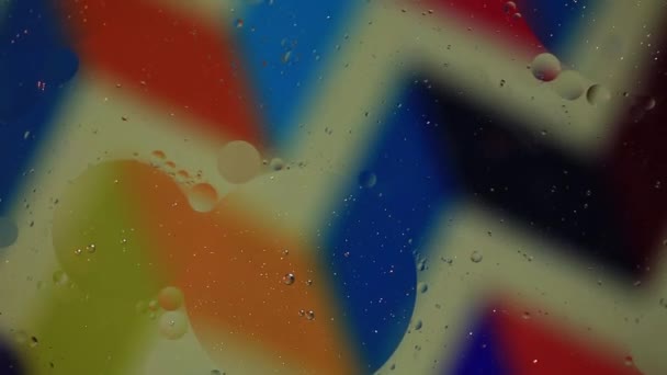 Пузырьки Масла Воды Медленно Перемещаются Разноцветному Шеврону — стоковое видео