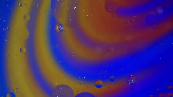 油和水气泡在多彩漩涡图案上缓慢移动 — 图库视频影像