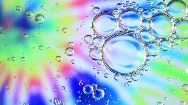 Пузырьки Масла Воды Вращаются Часовой Стрелке Крутом Розово Голубом Зеленом — стоковое видео