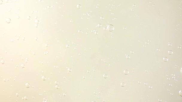 Пузырьки Масла Воды Медленно Вращаются Бледно Желтом Низком Контрастном Фоне — стоковое видео
