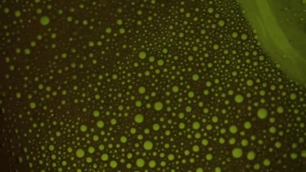 Желтый Зеленое Масло Вода Крошечные Пузырьки Пены Медленно Двигаться Вихре — стоковое видео
