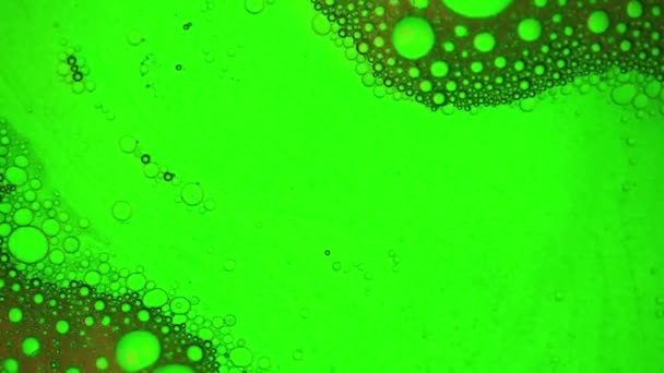 Aceite Naranja Oscura Agua Verde Burbujas Espuma Diminutas Mueven Lentamente — Vídeo de stock
