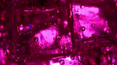 Pembe soda ile bir bardak kabarcıklı buz küpleri kadar kapatın