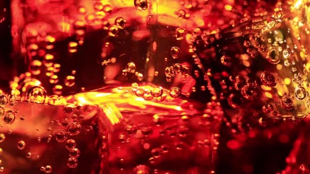 Крупним Планом Великі Кубики Льоду Бульбашки Коричневої Содової Води — стокове відео
