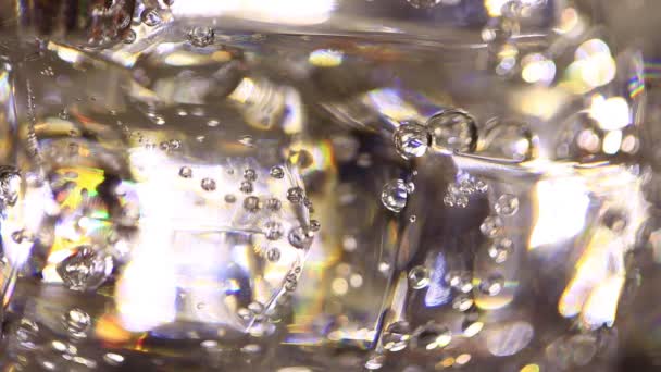 Bulles Rampantes Sur Des Glaçons Dans Verre Avec Soda Clair — Video