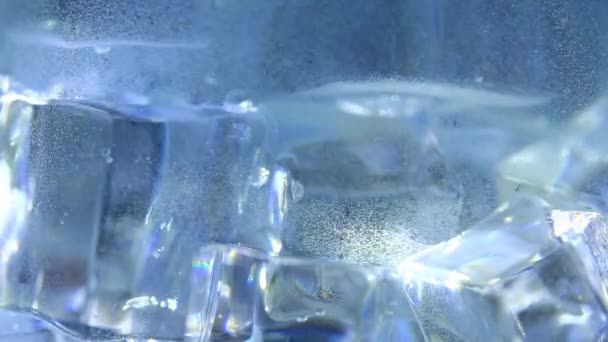 Cubos Hielo Cristal Flotando Dentadura Azul Burbujeada Efervescencia Agua Limpieza — Vídeo de stock