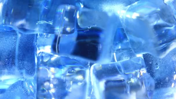 Cubos Gelo Cristal Flutuando Água Efervescente Borbulhada Azul — Vídeo de Stock