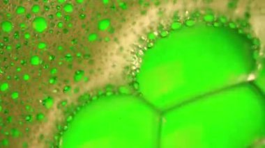  Küçük baloncuklar büyük olanları içine üfleme yeşil sabunlu su