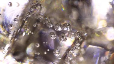  Alan berrak soda sığ derinliği ile bir bardak bubbling buz küpleri