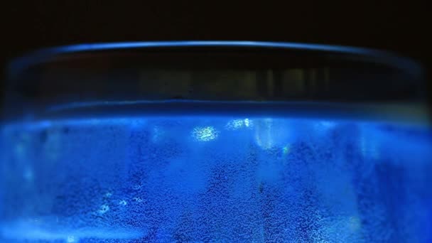 Eau Bouillonnante Effervescente Bleue Bouillonnante Sommet Verre — Video