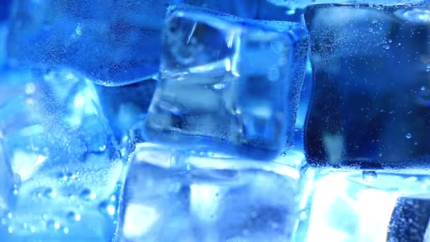 Cubos Gelo Cristal Azul Flutuando Água Efervescente Borbulhada — Vídeo de Stock