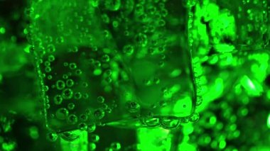 Yeşil efervesan soda kabarcıklı kristal buz küpleri kadar kapatın