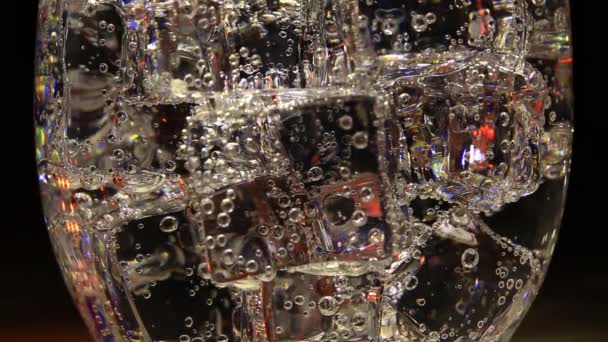 Cierre Cubos Hielo Burbujeantes Vaso Con Soda Efervescente Transparente Reflejos — Vídeos de Stock