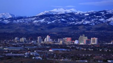 Downtown Reno Nevada zaman atlamalı aydınlandı ve gün doğumunda parlak büyüyor