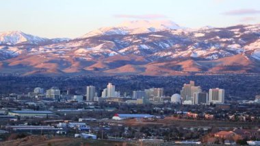 Reno Nevada zaman atlamalı güneş dağlar ve şehir altın saat arasında yükselen