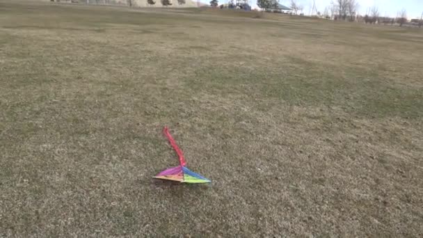 Flying Multicolored Kite Leaves Ground Does Looping Trick Disappears — Stock Video