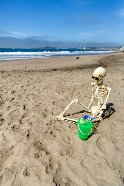 Esqueleto Senta Praia Brincando Areia Com Balde — Fotografia de Stock