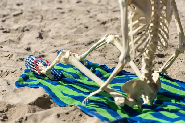 Esqueleto Senta Uma Toalha Praia Relaxante Areia — Fotografia de Stock