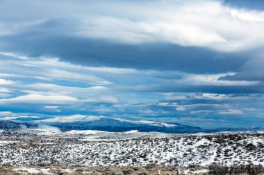 Çöldeki dağların üzerinde karamsar bulutlar