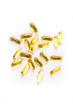 Beyaz bir arka plan üzerinde Dağınık berrak jel hapları