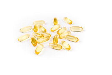 Beyaz bir arka plan üzerinde Dağınık berrak jel hapları