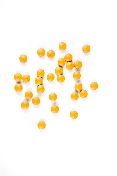Spridda Orange Gula Piller Över Vit Bakgrund — Stockfoto