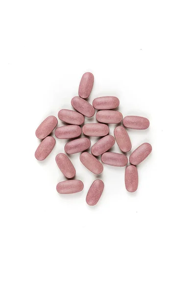 白い背景の上に散らばった紫色の錠剤 — ストック写真