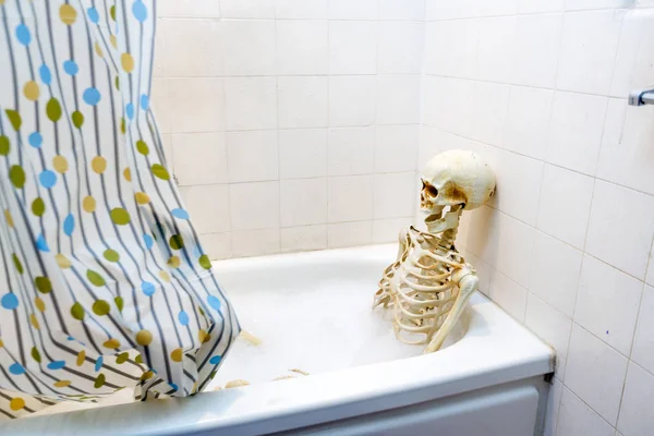 Esqueleto Óseo Tomando Baño Burbujas Una Bañera Sucia Gruñona Blanquecina —  Fotos de Stock