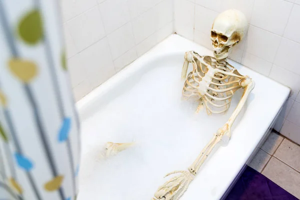 Bony Skeleton Taking Bubble Bath Grungy White Dirty Tub — Stock Photo, Image