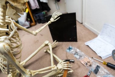 Siyah ahşap raf montajı Kemikli iskelet