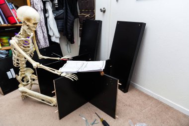 Siyah ahşap raf montajı Kemikli iskelet