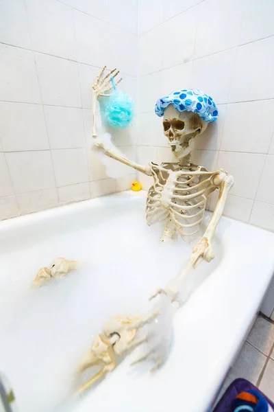 กระด กโครงกระด กอาบน าฟองในอ างอาบน ขาวสกปรก — ภาพถ่ายสต็อก