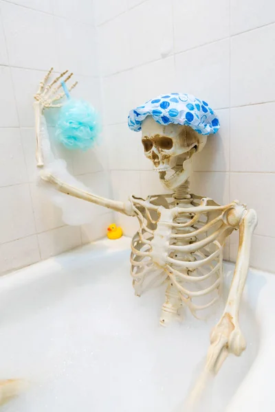 Esqueleto Óseo Tomando Baño Burbujas Una Bañera Sucia Gruñona Blanquecina —  Fotos de Stock