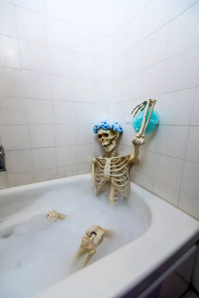 Esqueleto Osso Tomando Banho Espuma Uma Banheira Suja Esbranquiçada Grunge — Fotografia de Stock