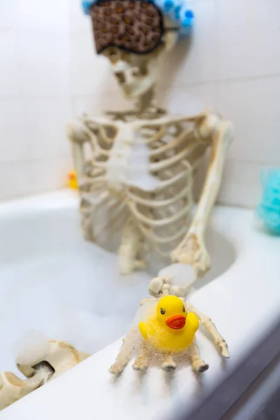 Esqueleto Óseo Tomando Baño Burbujas Una Bañera Sucia Gruñona Blanquecina —  Fotos de Stock