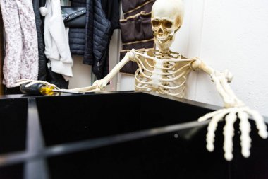 Siyah ahşap raf montajı Kemikli iskelet