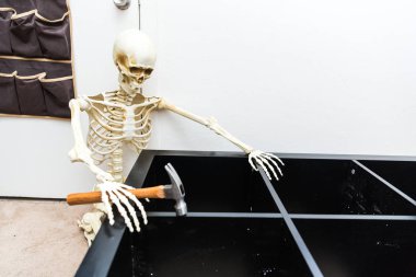 Siyah ahşap raf montajı Kemikli iskelet